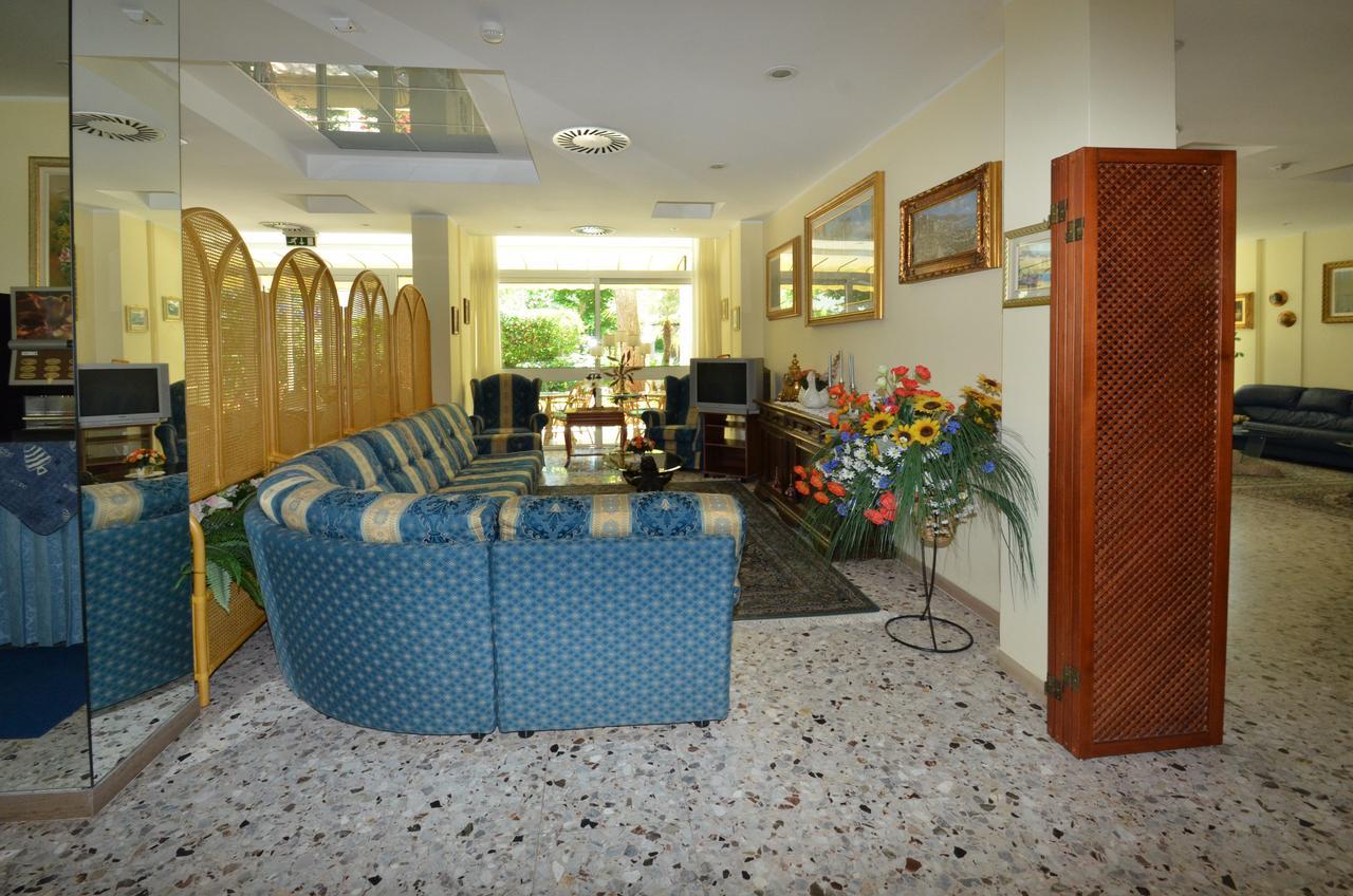 Hotel Cristina Hospitality Centrale (Adults Only) Riccione Extérieur photo