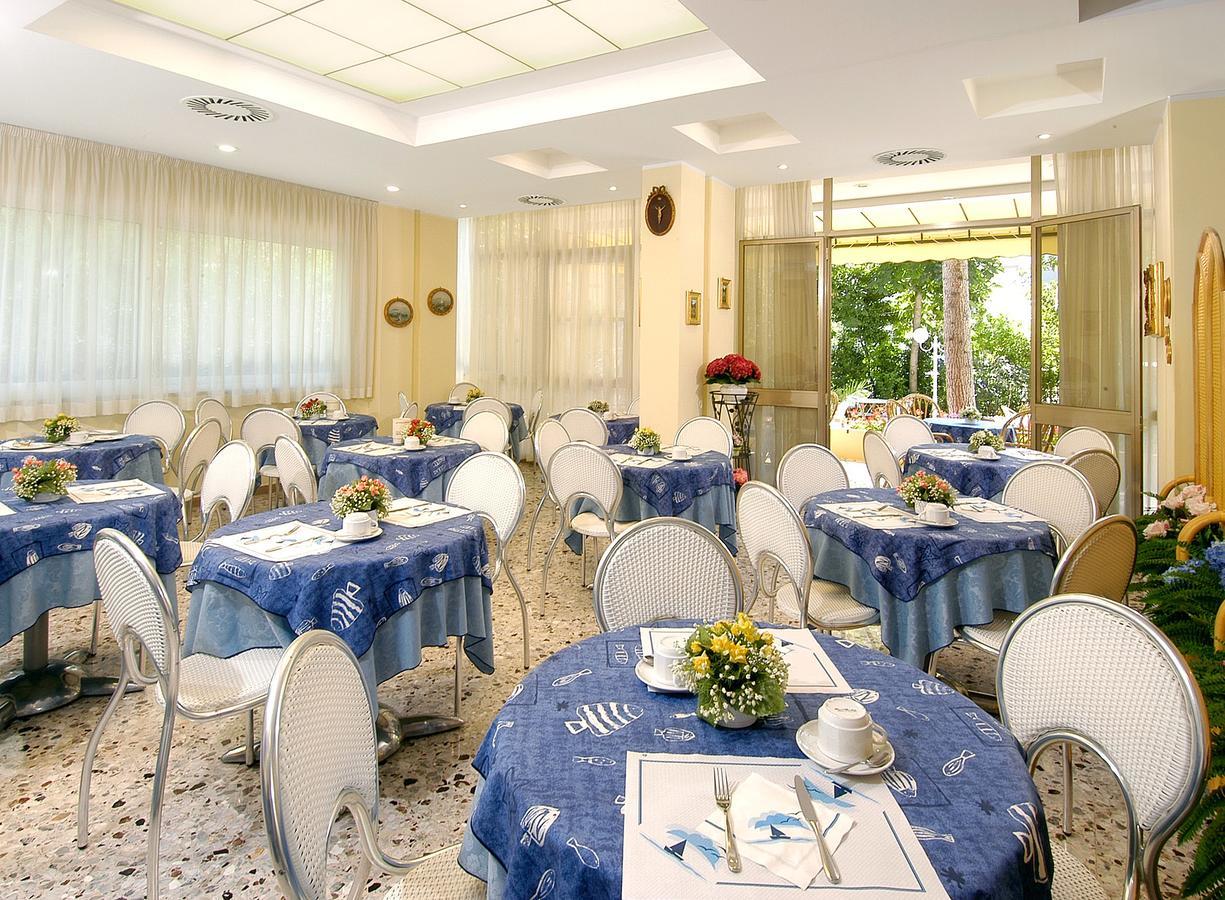 Hotel Cristina Hospitality Centrale (Adults Only) Riccione Extérieur photo